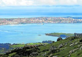 Panorámica de la bahía de Santander desde Peña Cabarga, el punto más elevado de su entorno.