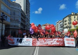 La pancarta que abre la manifestación bajo el lema 'Por el pleno empleo, menos jornada, mejores salarios'.