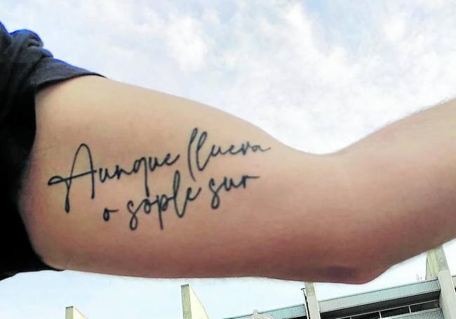 En el brazo de Nacho Achurra se puede leer 'Aunque llueva o sople sur'.