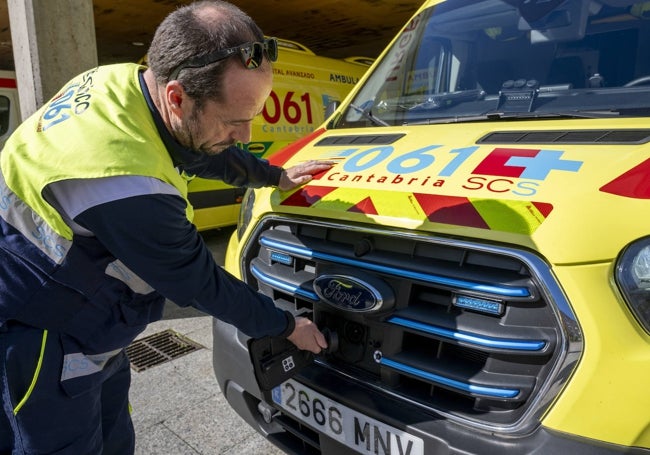 Un técnico en Emergencias Sanitarias mostrando el puerto de carga.