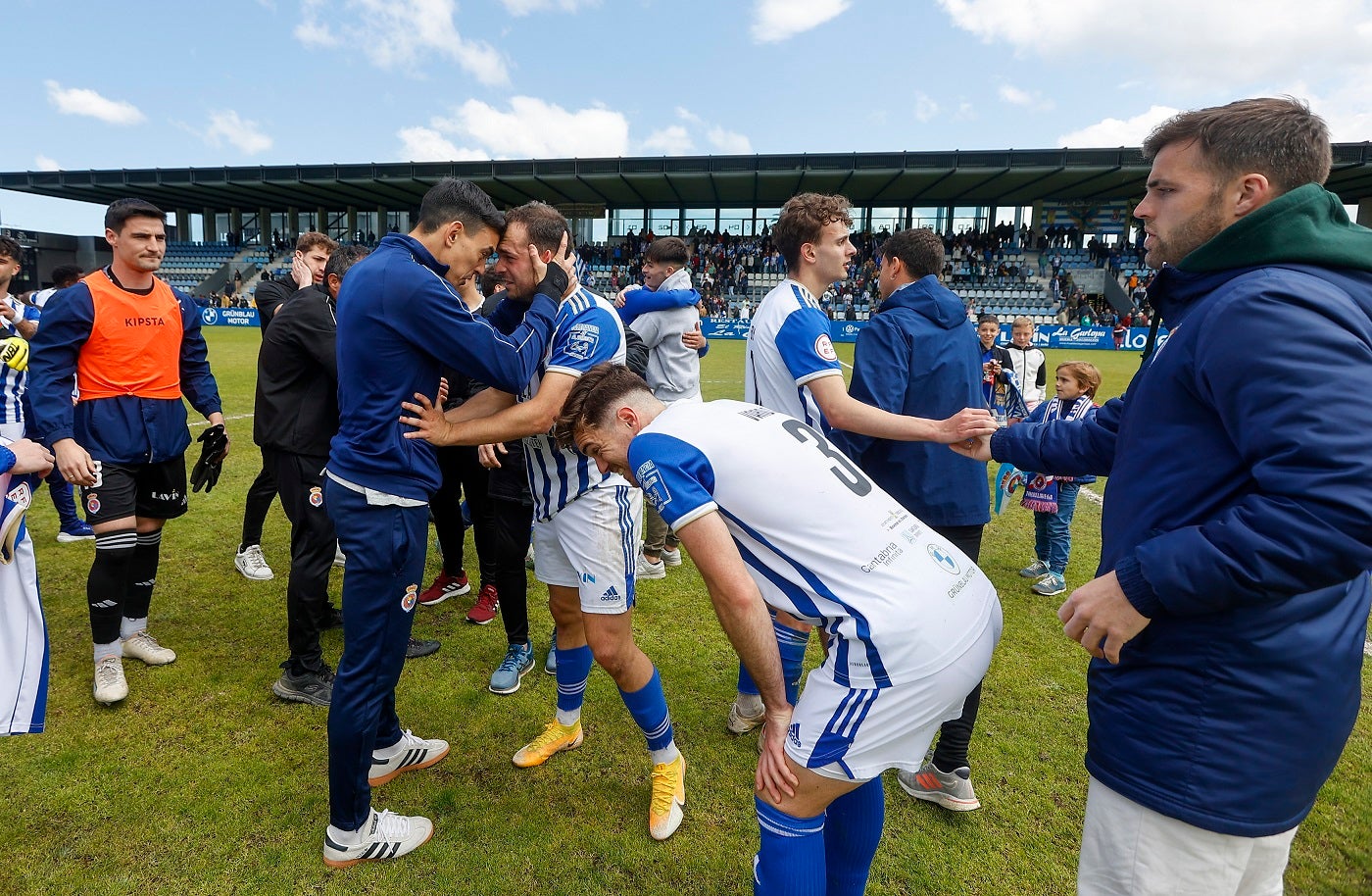 Los jugadores de la Gimnástica celebran el triunfo ante el Guijuelo.