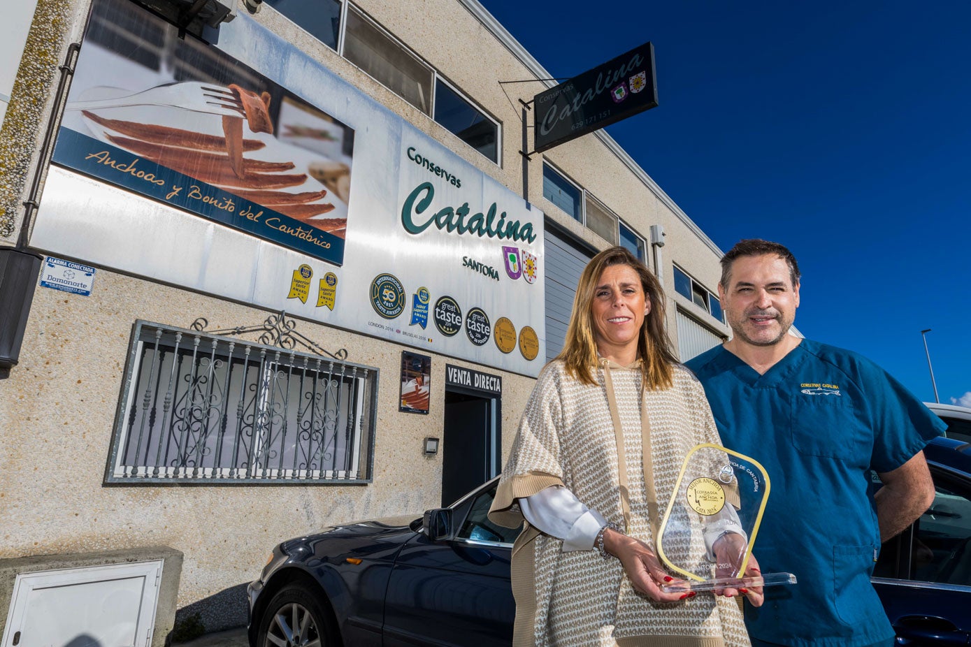 Silvia Ruiz y Adolfo Belaustegui delante de la fábrica de Conservas Catalina