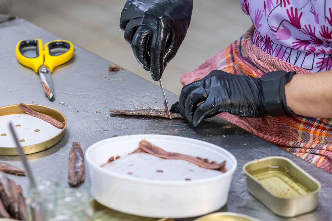 Las anchoas se cortan y se limpian de espinas