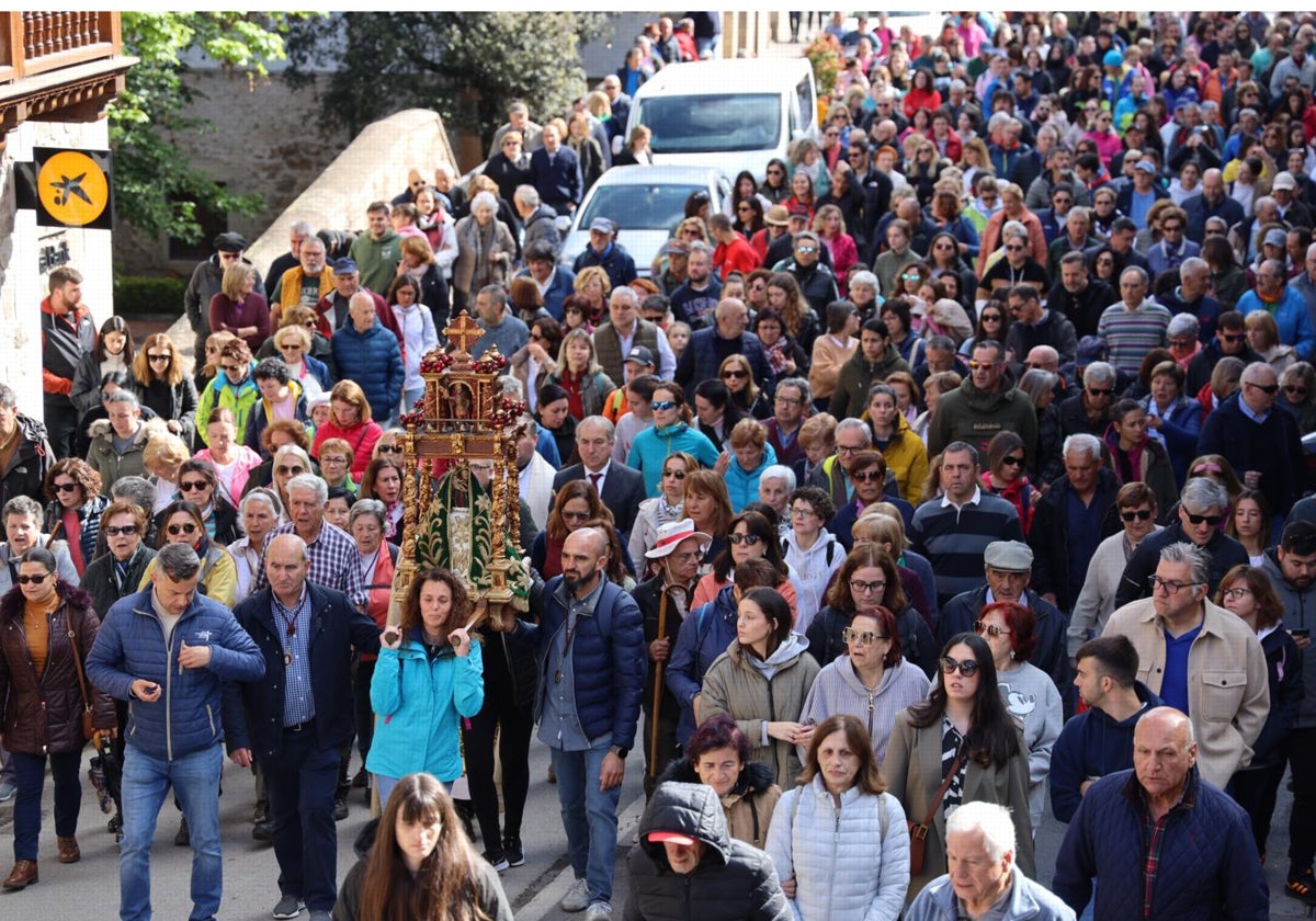 Cientos de devotos acompañan a La Santuca a su paso por las calles de la villa de Potes