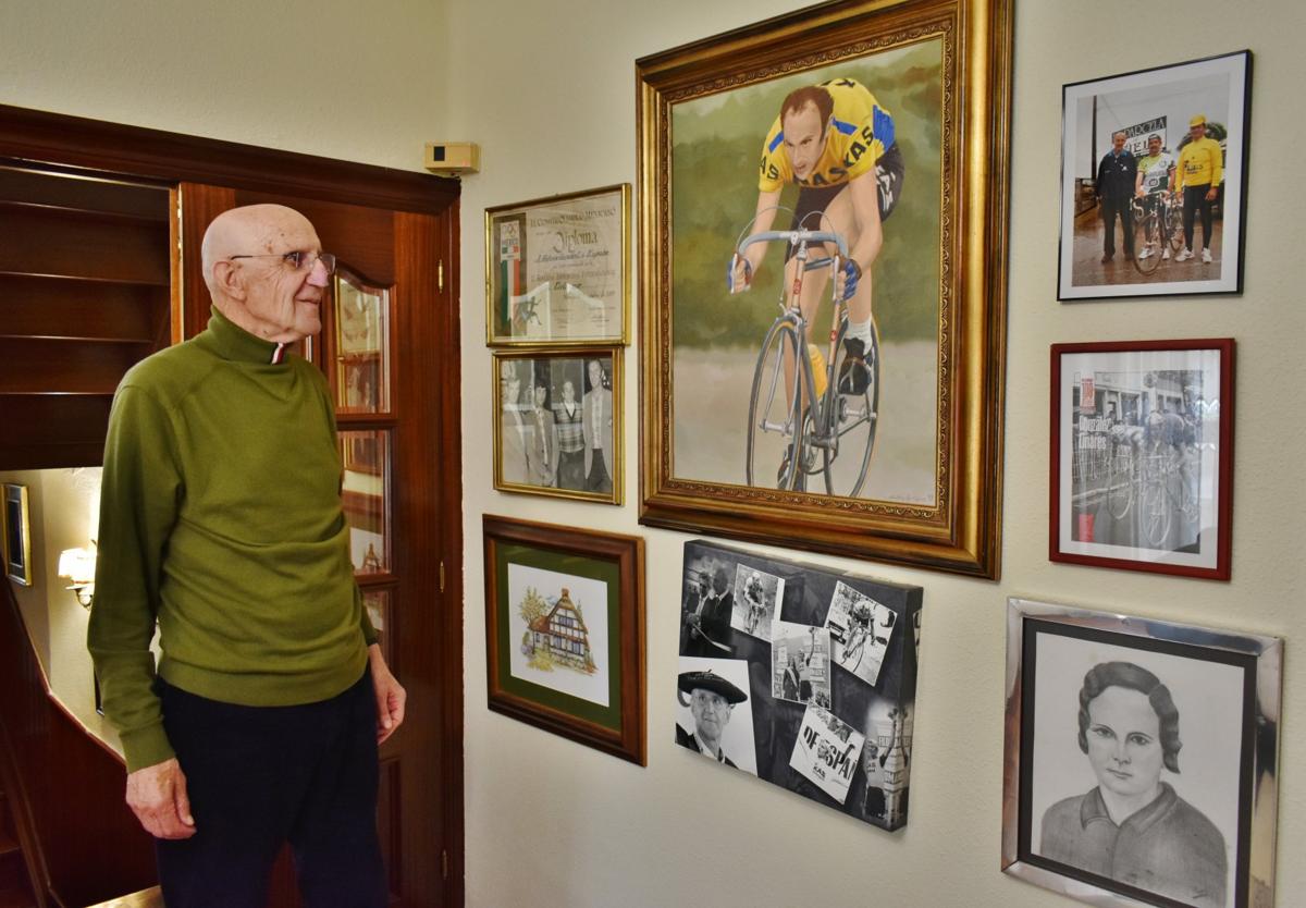 José Antonio González Linares, en la sala de trofeos y recuerdos de su casa en Sovilla, en San Felices de Buelna.