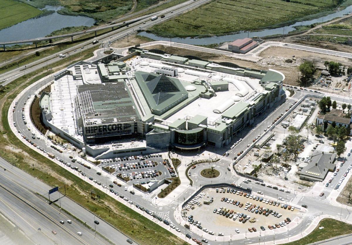 Fotografía aérea de El Corte Inglés recién inaugurado, en mayo de 1999, todavía sin los bloques de viviendas anexas que se construyeron después en el desarrollo de Nueva Montaña.