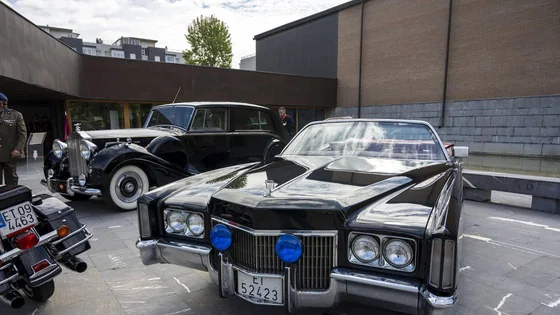 En primer plano el Cadillac Eldorad y de fondo el Rolls Royce Phantom IV.