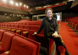 Esther Vélez posa para la entrevista en el Teatro Municipal Concha Espina de Torrelavega.
