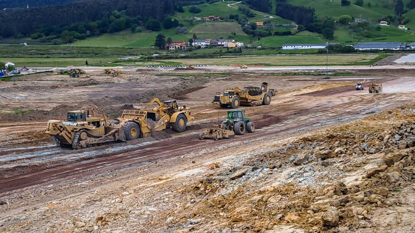 Las máquinas, vistas desde otro punto de las obras.