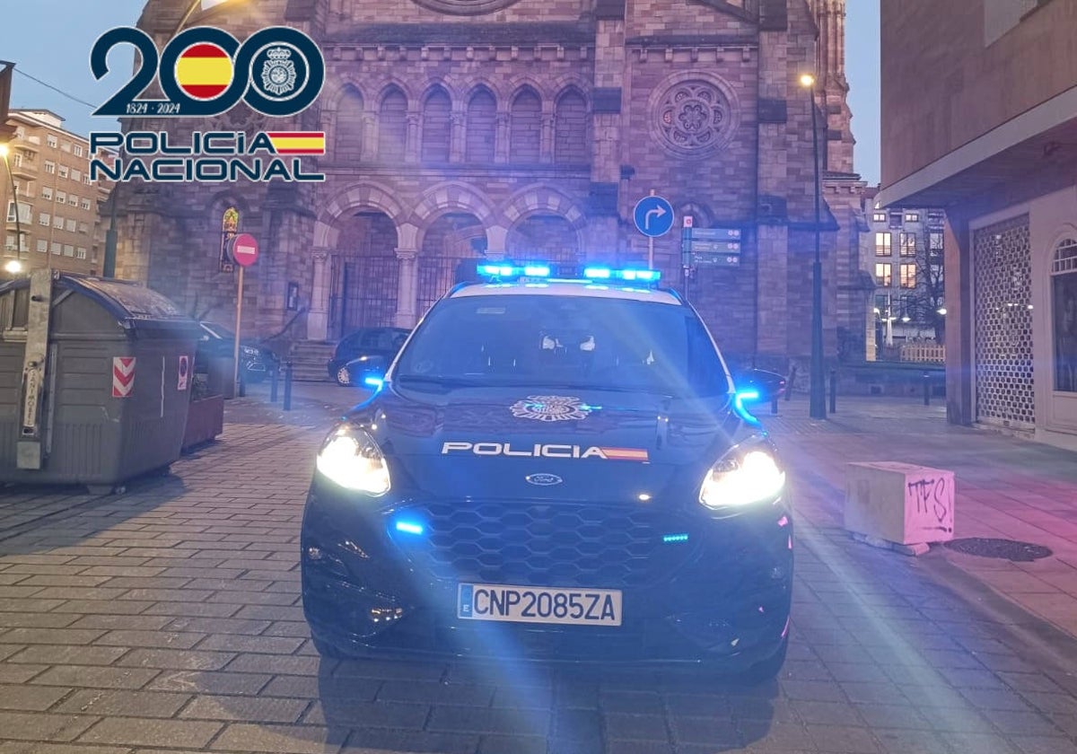 Un vehículo de la Policía Nacional, frente a la iglesia de La Asunción.