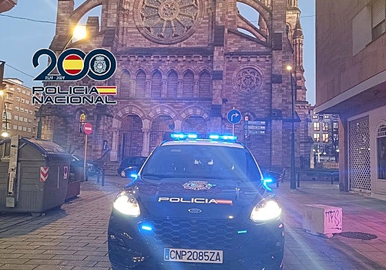 Un vehículo de la Policía Nacional, frente a la iglesia de La Asunción.