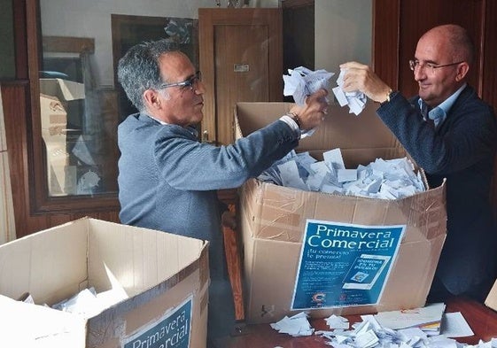 Salvador Victorino y Gonzalo Cayón en el sorteo de premios.