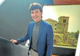 El alcalde de Castañeda, Marcos García (PP), posa en el interior del edificio Consistorial.