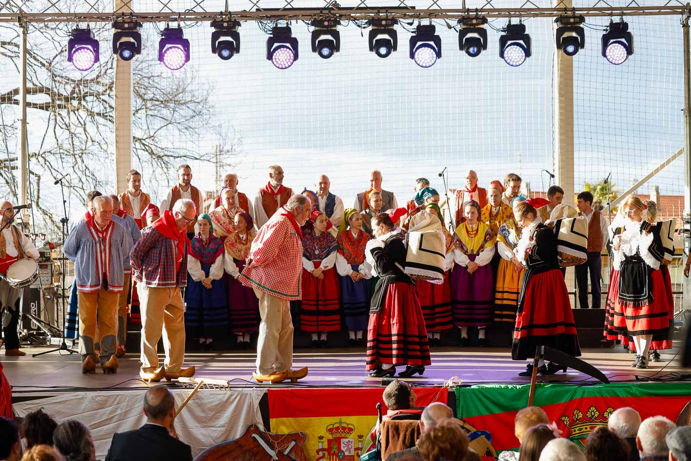 El acto ha comenzado con danzas y tonadas para culminar después en una gran romería en honor al Malvís.