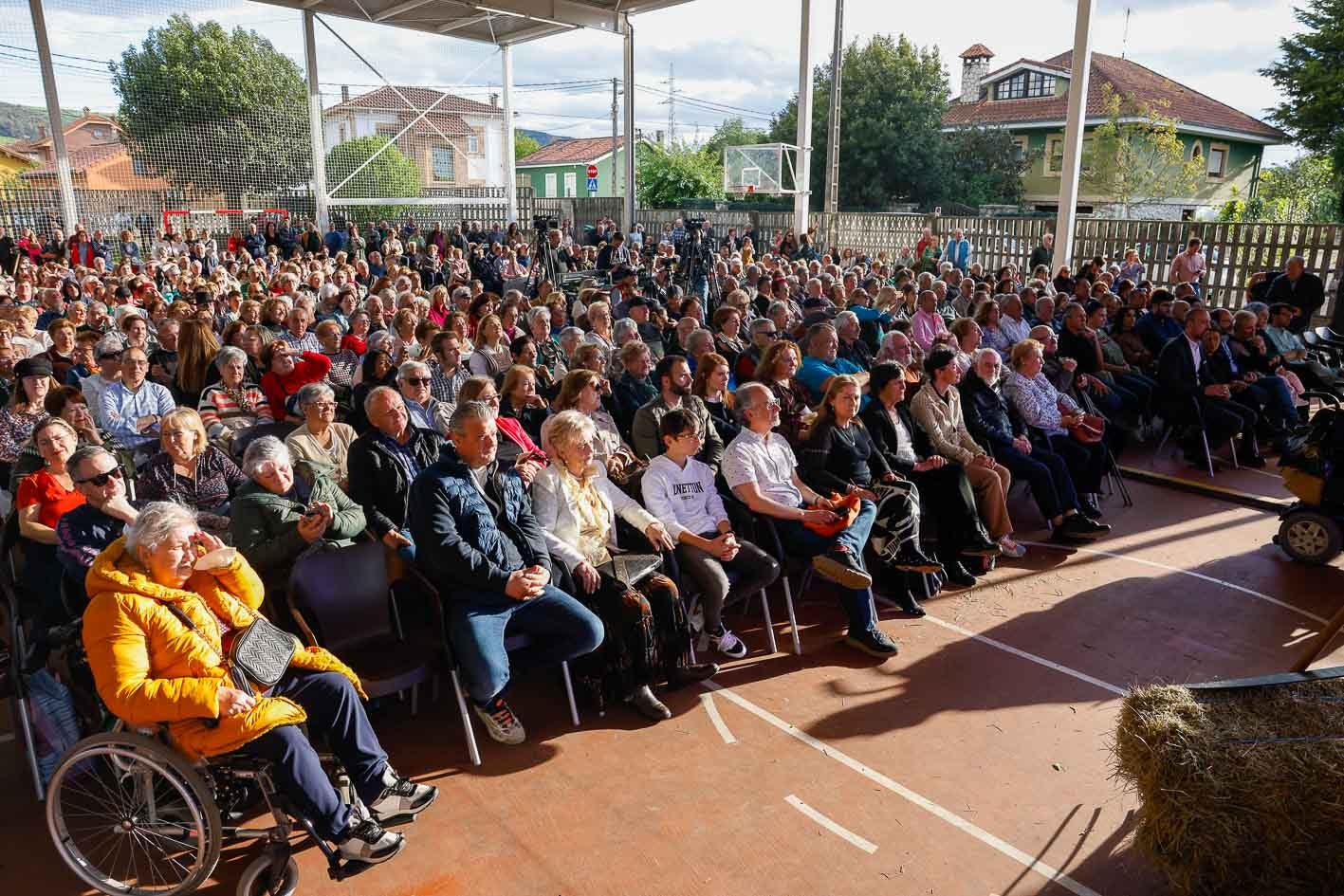 Las más de 300 sillas colocadas en la pista ya estaban prácticamente ocupadas al completo antes de las siete y media de la tarde, hora oficial del inicio del acto.