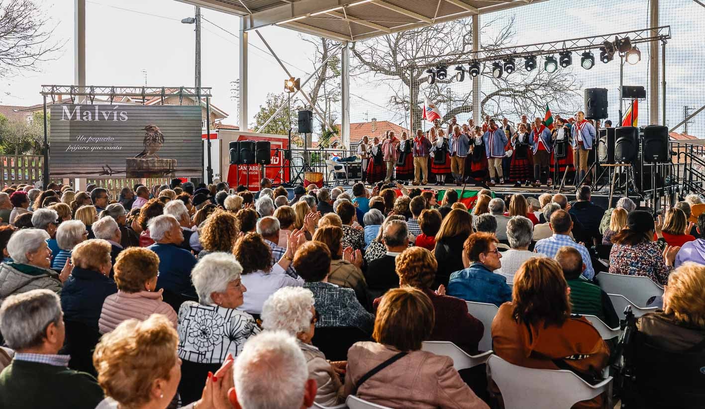 Cerca de medio millar de personas han asistido al acto, celebrado en la pista cubierta del Colegio Pintor Escudero Espronceda de Tanos -de no ser por la previsión de lluvia, se habría celebrado en la plaza de Los Picayos-.