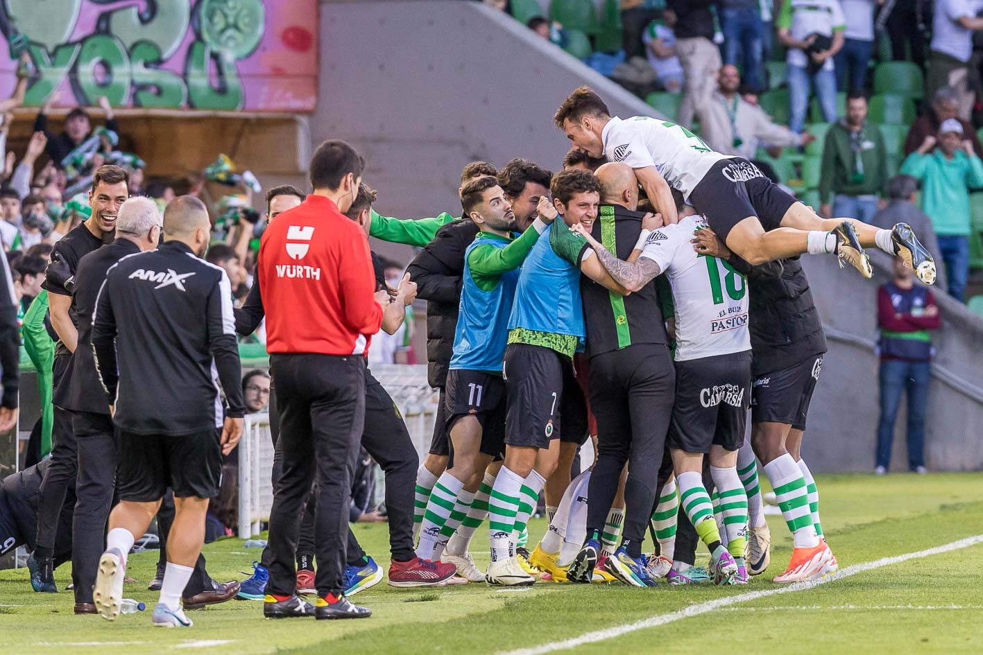 Los jugadores del Racing celebran el gol de Lago Junior. 