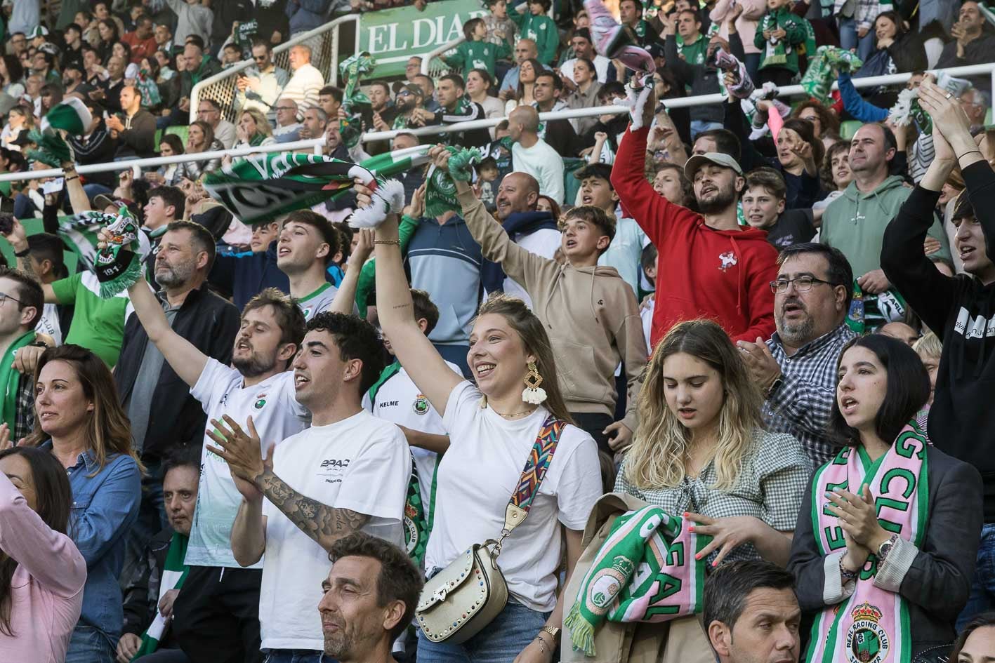 La grada celebra en un momento del partido. 