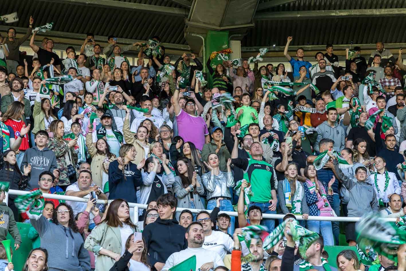 La grada celebra en un momento del partido. 