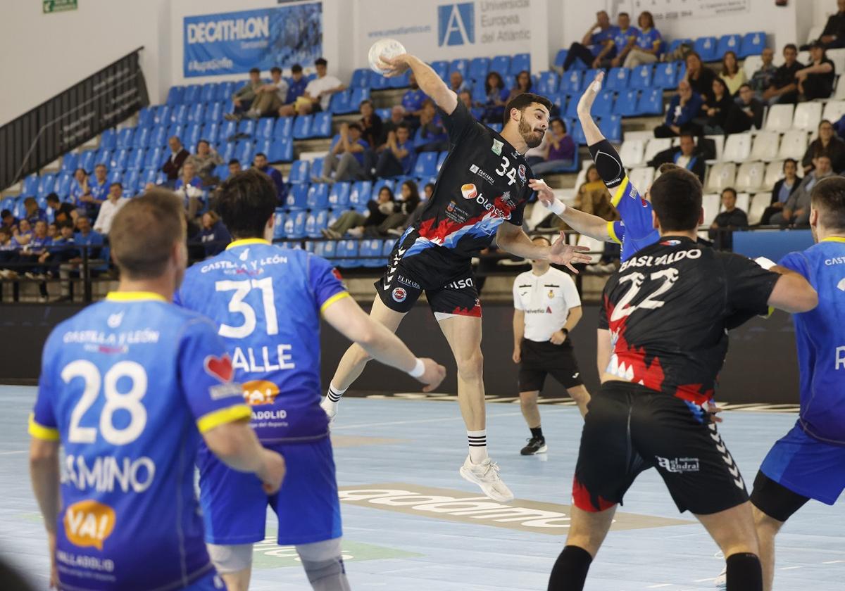 Luciano Costa lanza hacia la portería pucelana en el partido en La Albericia.