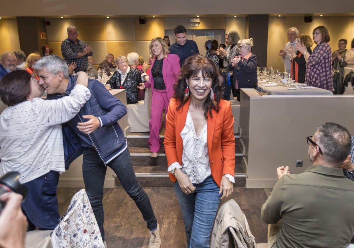 Ana Redondo hace entrada en el salón donde se ha celebrado el acto del PSOE, acompañada por Pablo Zuloaga, Noelia Cobo, Pedro Casares y Silvia Abascal.