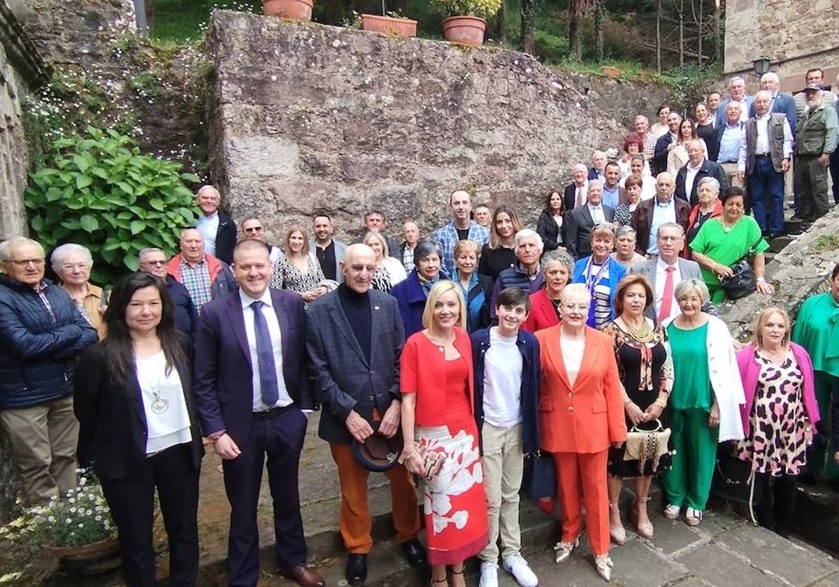 Autoridades, representantes vecinales, amigos y simpatizantes se reunineron en Las Caldas para el homenaje.