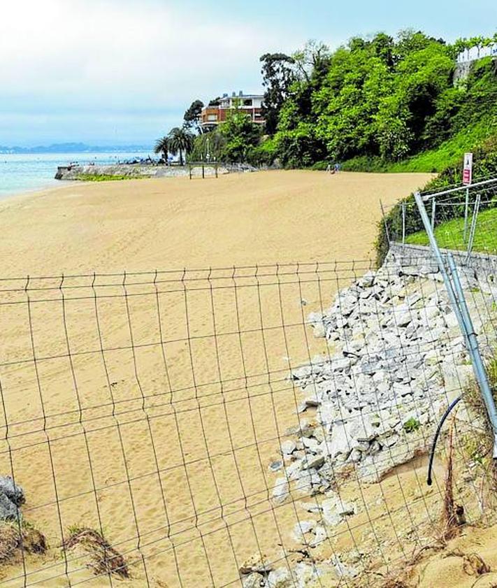 Imagen secundaria 2 - Arriba, la playa de La Magdalena, con un nivel de arena mejor que otros años. A la izquierda, la playa del Camello, en buen estado, salvo las pintura de las barandillas. Y, a la derecha, Los Peligros, una de las áreas más deteriorada.