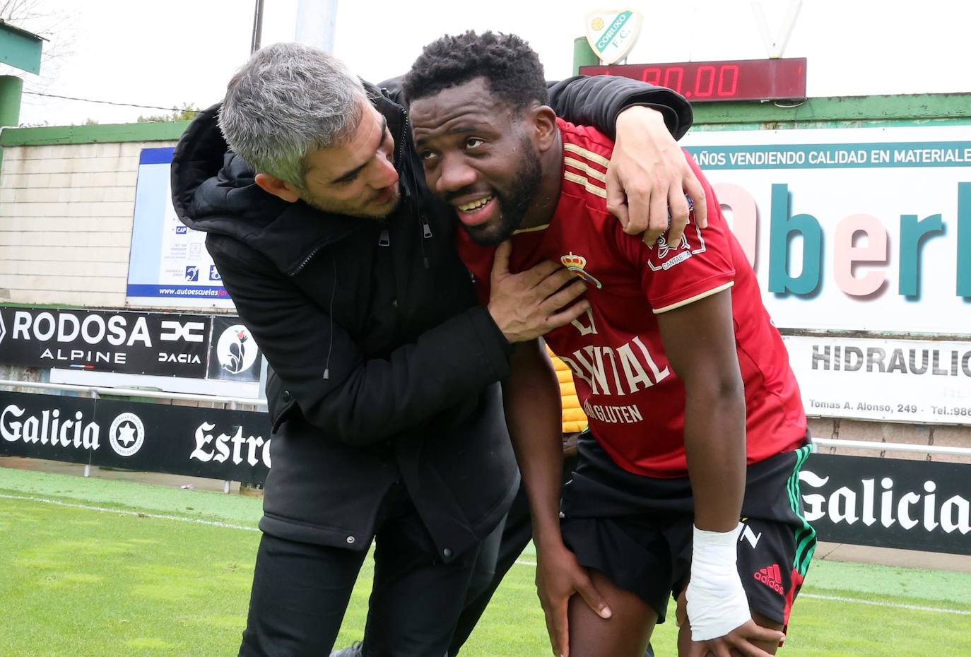Lavsamba, felicitado al final del encuentro.