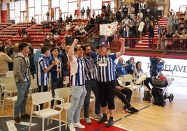 Aficionados blanquiazules celebran la salvación en el Vicente Trueba.