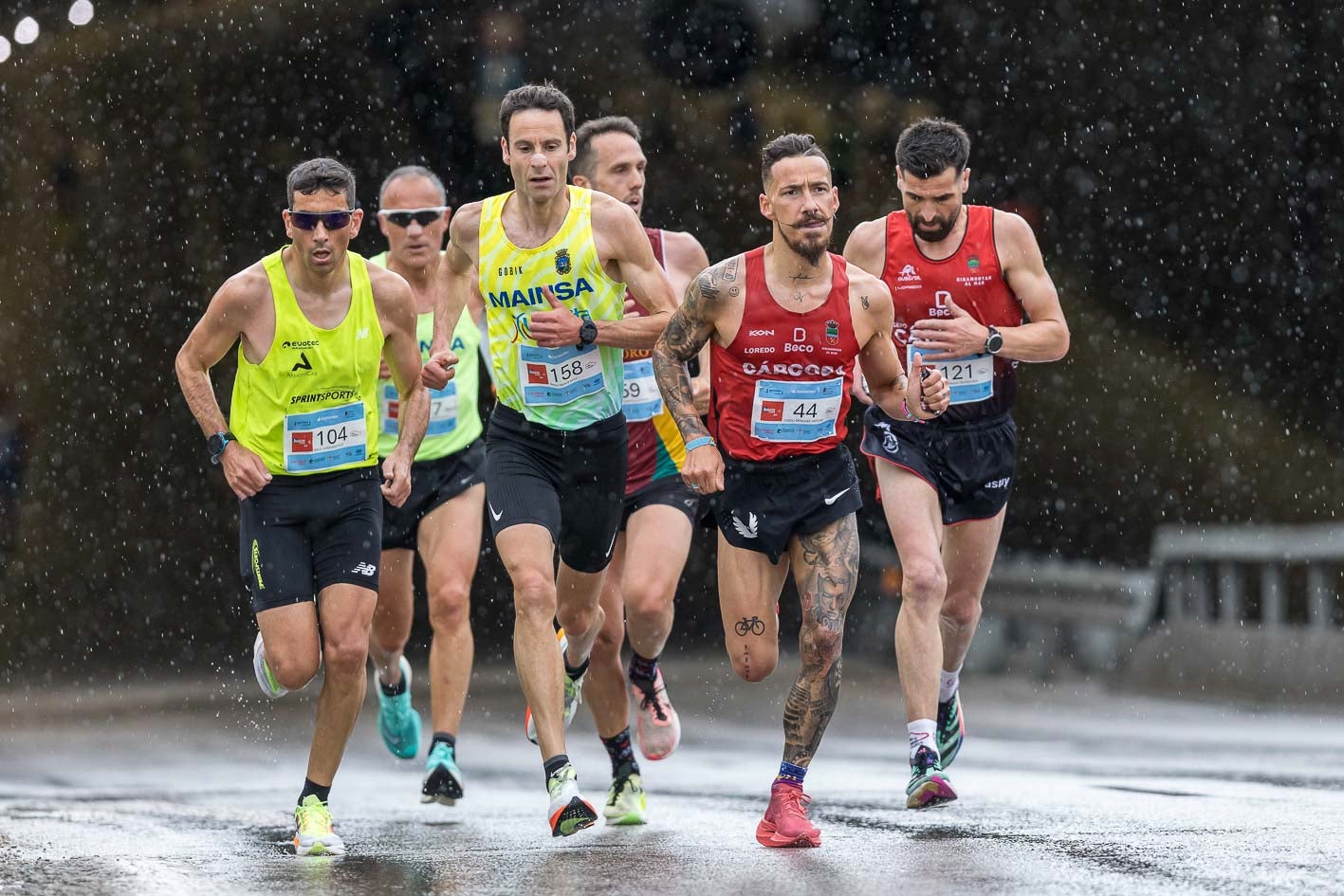 Diego Bringas (44) lidera un grupo de seis unidades bajo la lluvia.