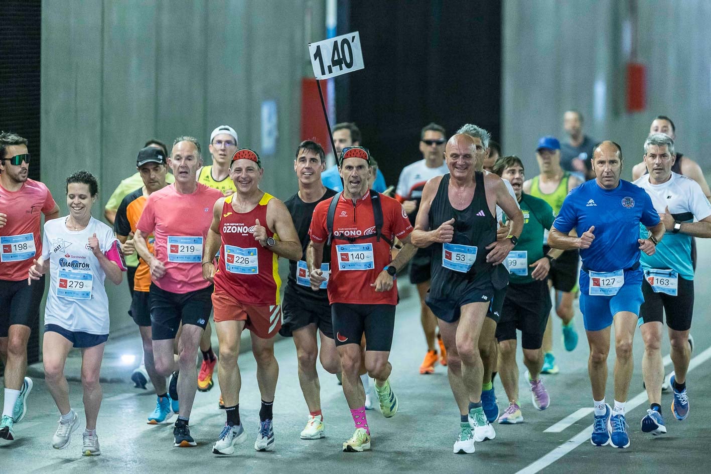 Los participantes cuyo objetivo era hacer una hora y 40 minutos en la media maratón, por el túnel del Centro Botín.