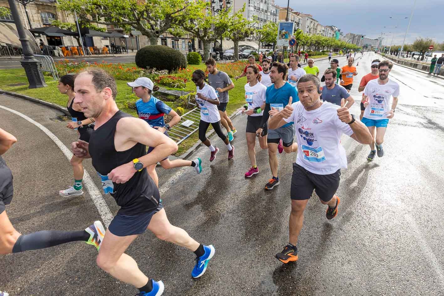 Leoncio Valera (280) saluda a cámara en una de las vueltas al recorrido de la media maratón.