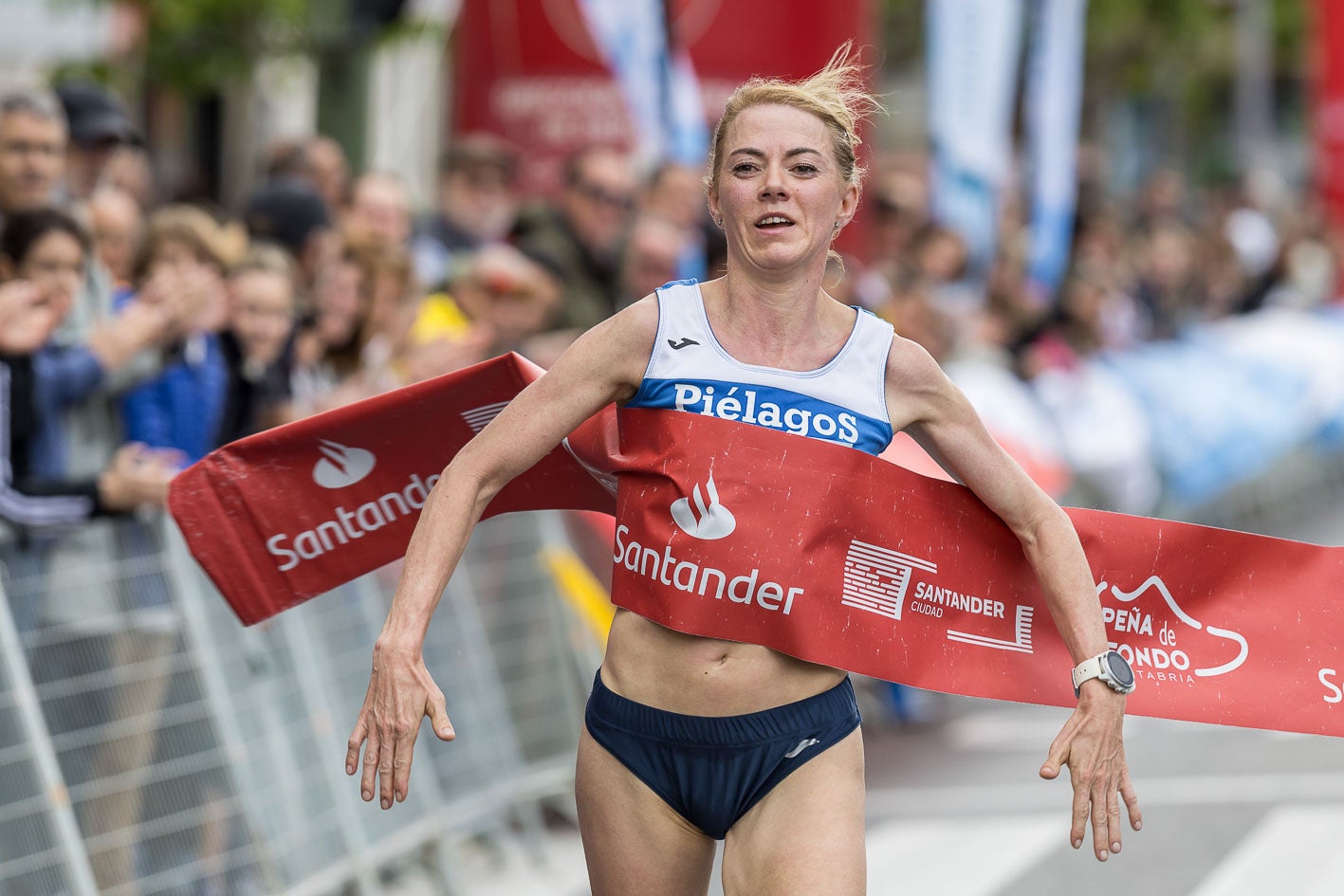 Irene Pelayo entra en meta como vencedora de la media maratón en categoría femenina.