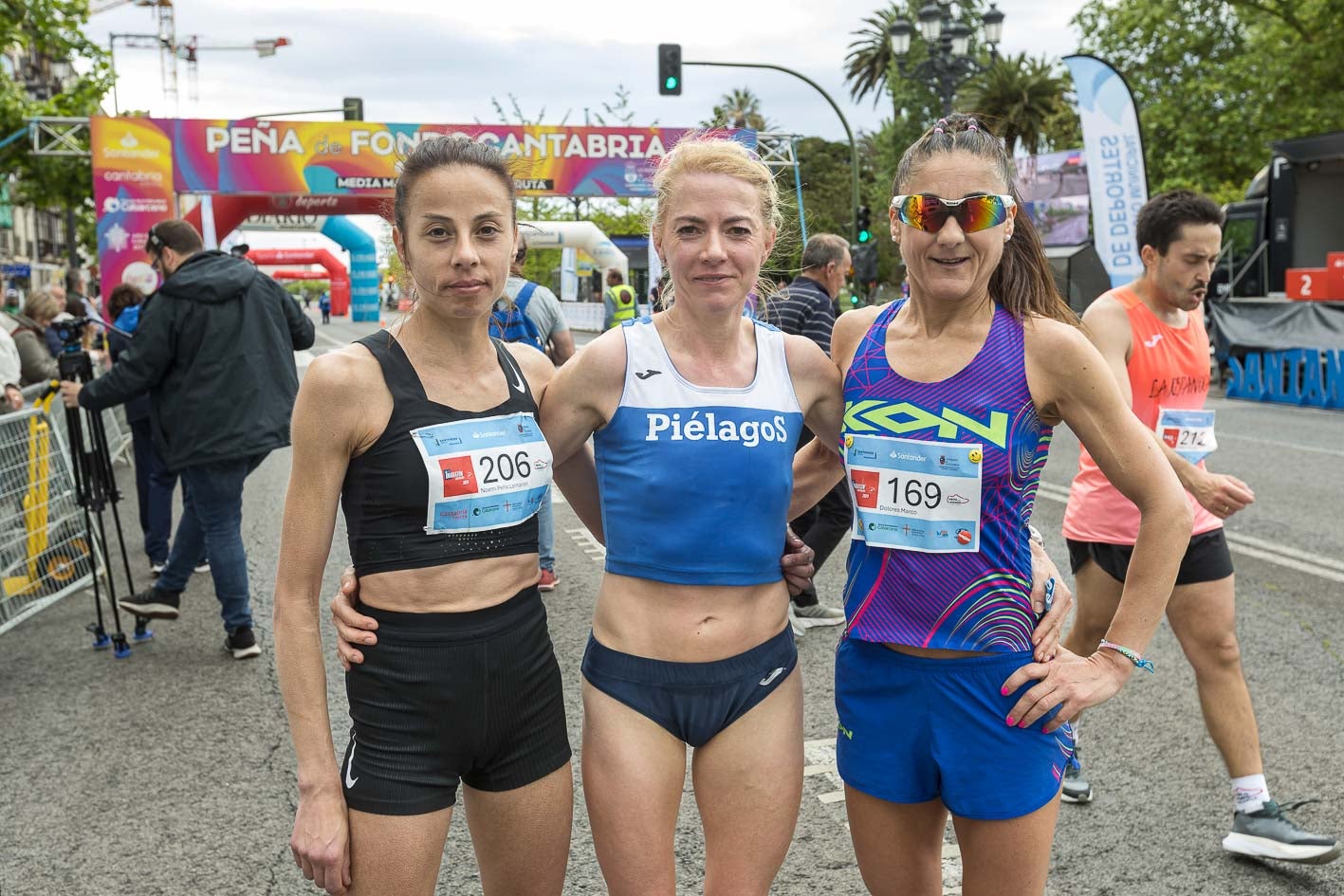 Noemí Peña (206), segunda; Irene Pelayo, la ganadora; y Dolores Marco, la tercera clasificada en la media maratón femenina.
