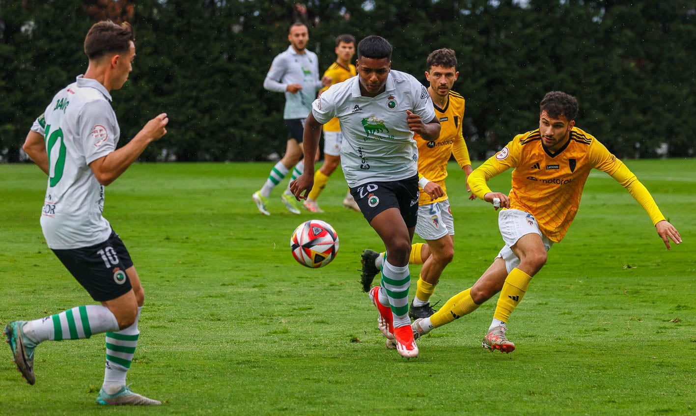 Jeremy cede el balón a Dani González. 