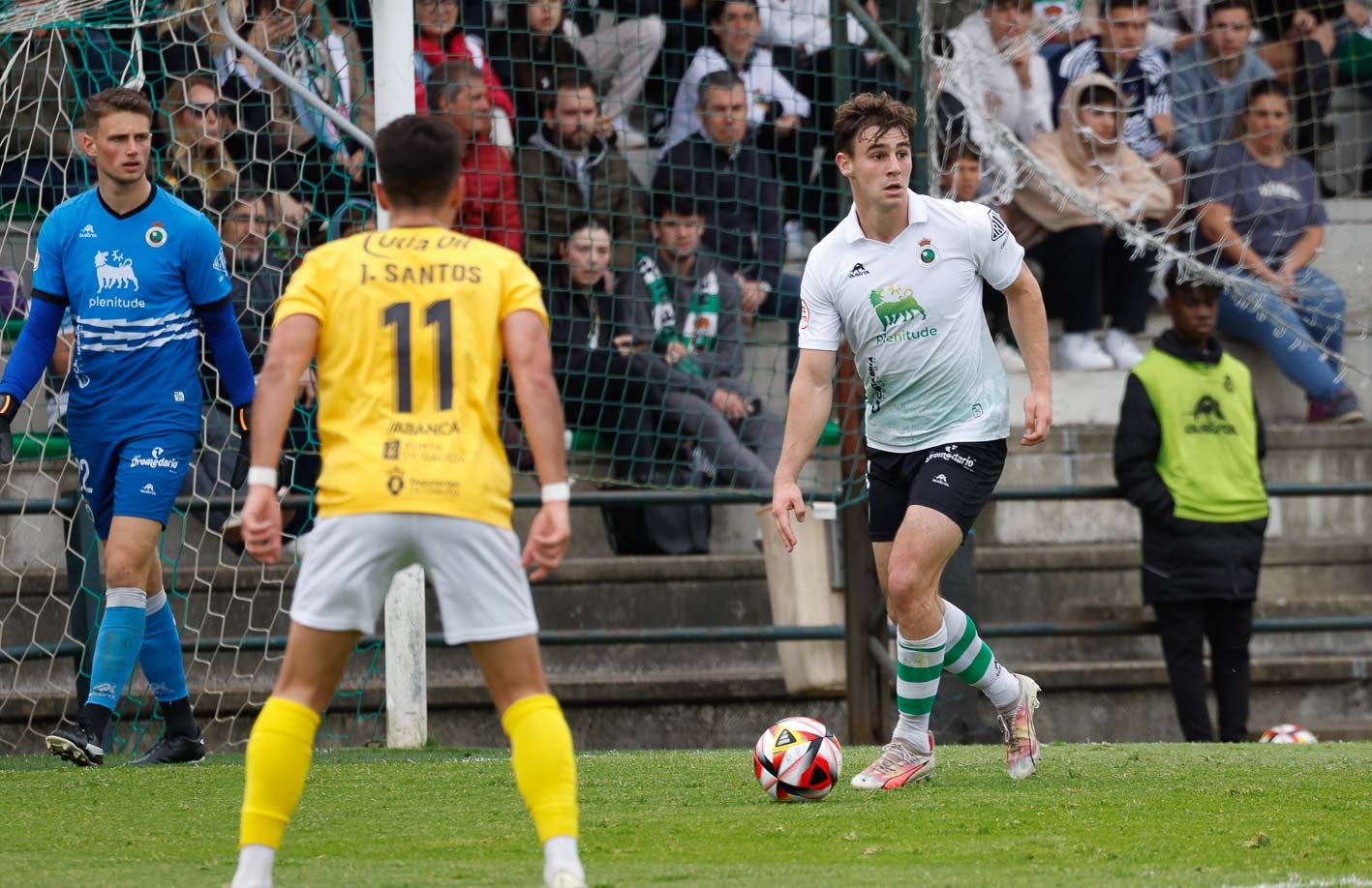 Entrecanales saca el balón jugado desde atrás. 