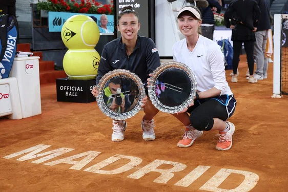 Sara Sorribes (izquierda) y Cristina Bucsa, con sus trofeos tras ganar el título de dobles femeninos en Madrid.