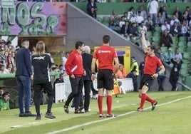 González Esteban, en el momento de expulsar a Íñigo Sainz-Maza. El capitán vio la roja por pedir que se parara el encuentro cuando un espectador estaba siendo atendido por un doble paro cardiaco. Alertó de la situación y consultó al cuarto árbitro y al director de partido el protocolo que tiene LaLiga para estos casos y si no exigía que se detuviera.