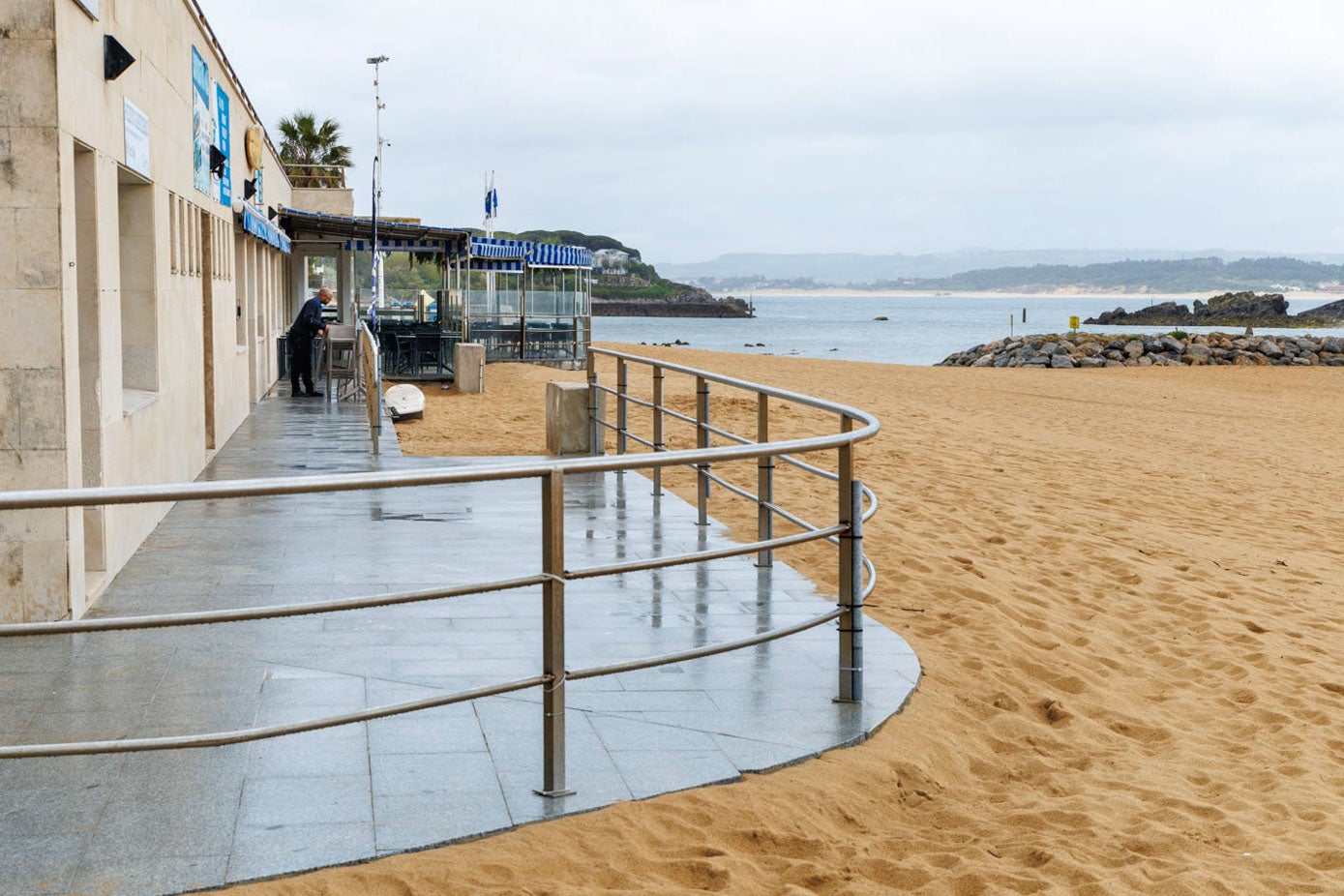 El nivel de la arena es más alto que otros años y está al nivel de la terraza del balneario de La Magdalena.