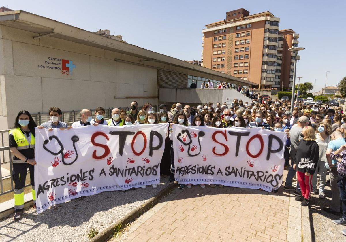 Concentración de profesionales en repulsa por las agresiones a sanitarios, celebrada en mayo de 2022 en el centro de salud de Los Castros.