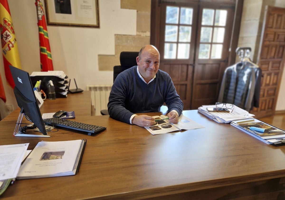 El alcalde socialista, Ángel Rodríguez, durante una entrevista con El Diario.