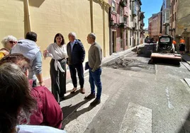 La alcaldesa ha visitado la zona en la que se actuará, junto con la concejala de Barrios, Lorena Gutiérrez.
