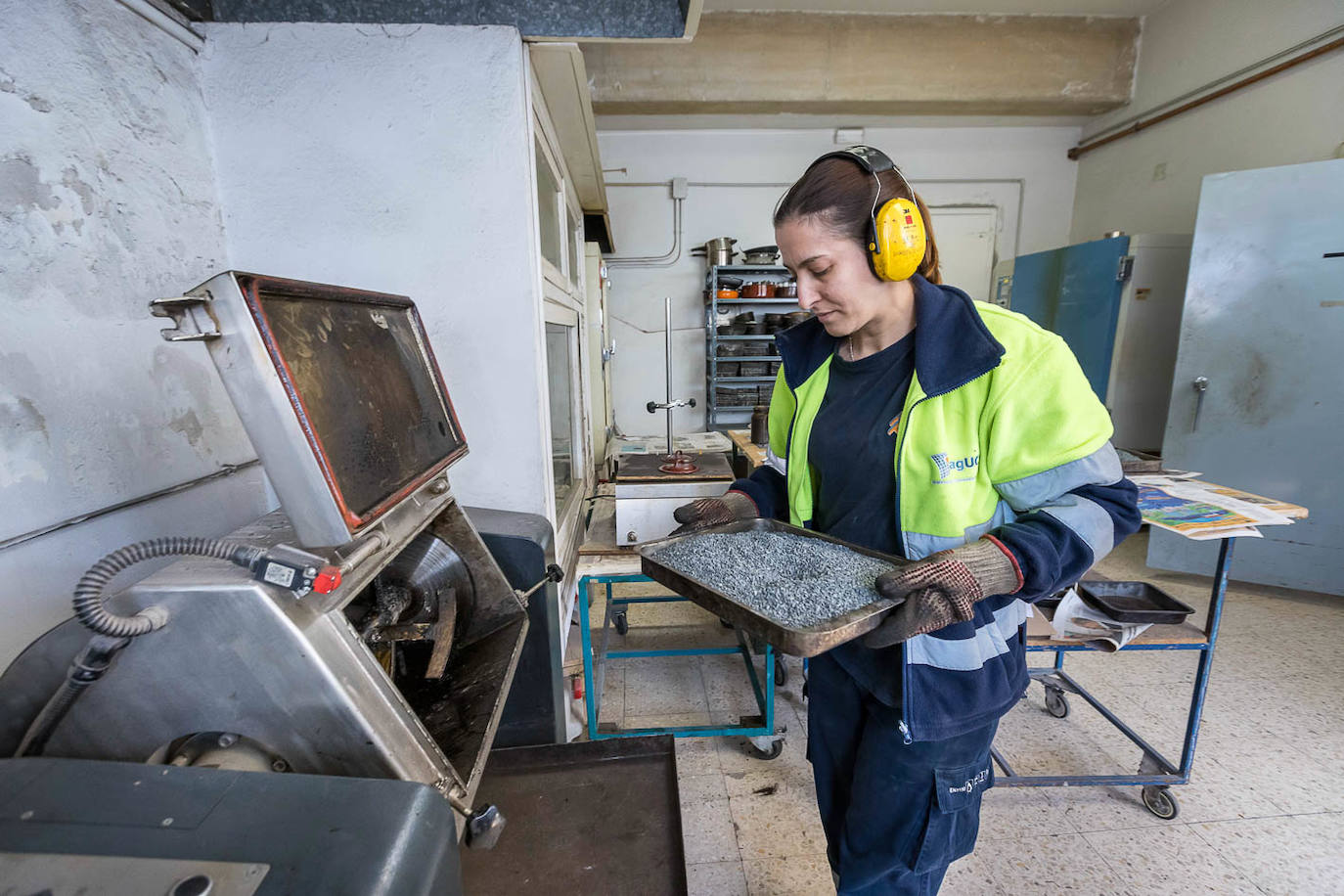 María Teresa Rodríguez, técnica de la ETSI de Caminos, Canales y Puertos, trabaja con una mezcladora para hacer asfalto. 