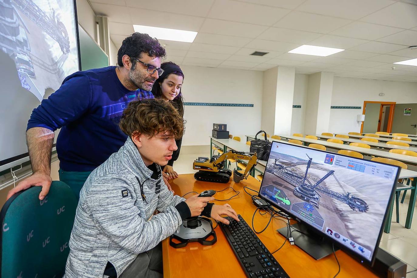 Clase práctica y en la EPI de Minas y Energía, con sede en el campus de Torrelavega. 