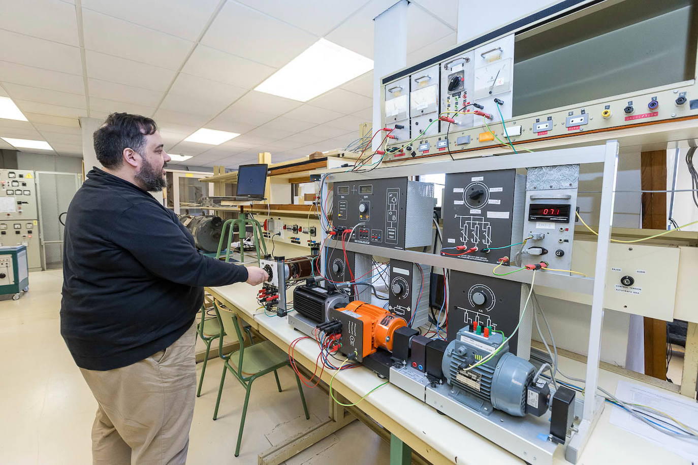 Un profesor en el laboratorio de máquinas eléctricas del Departamento de Ingeniería Eléctrica y Energética, en la ETSI Industriales y de Telecomunicación. 