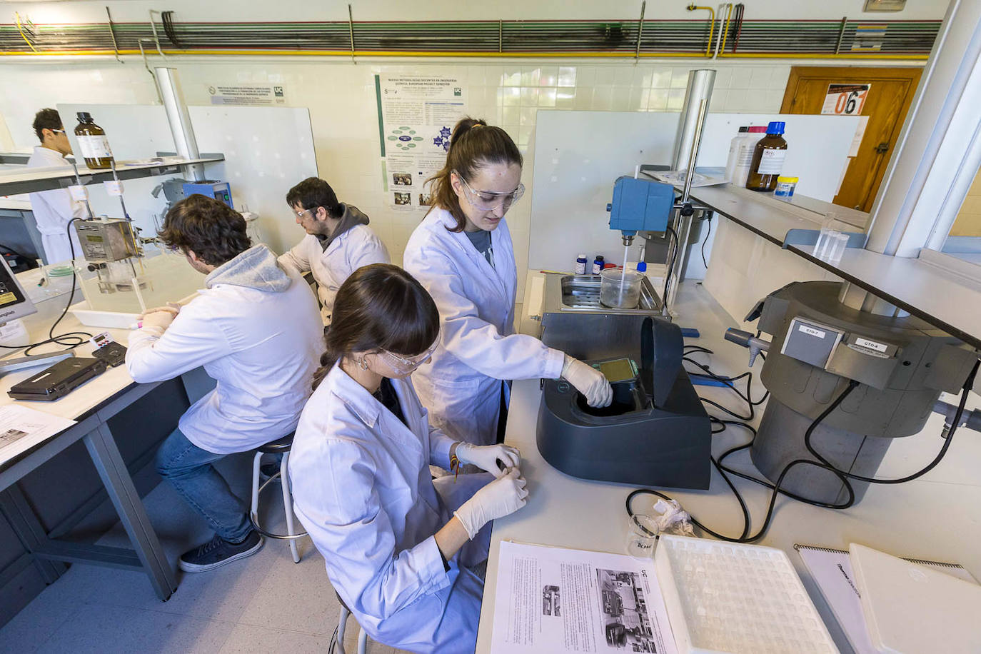 Dos alumnas realizan sus prácticas en el laboratorio docente de experimentación en Ingeniería Química, que pertenece al Departamento de Ingenierías Química y Biomolecular de la ETSI Industriales y de Telecomunicación. 