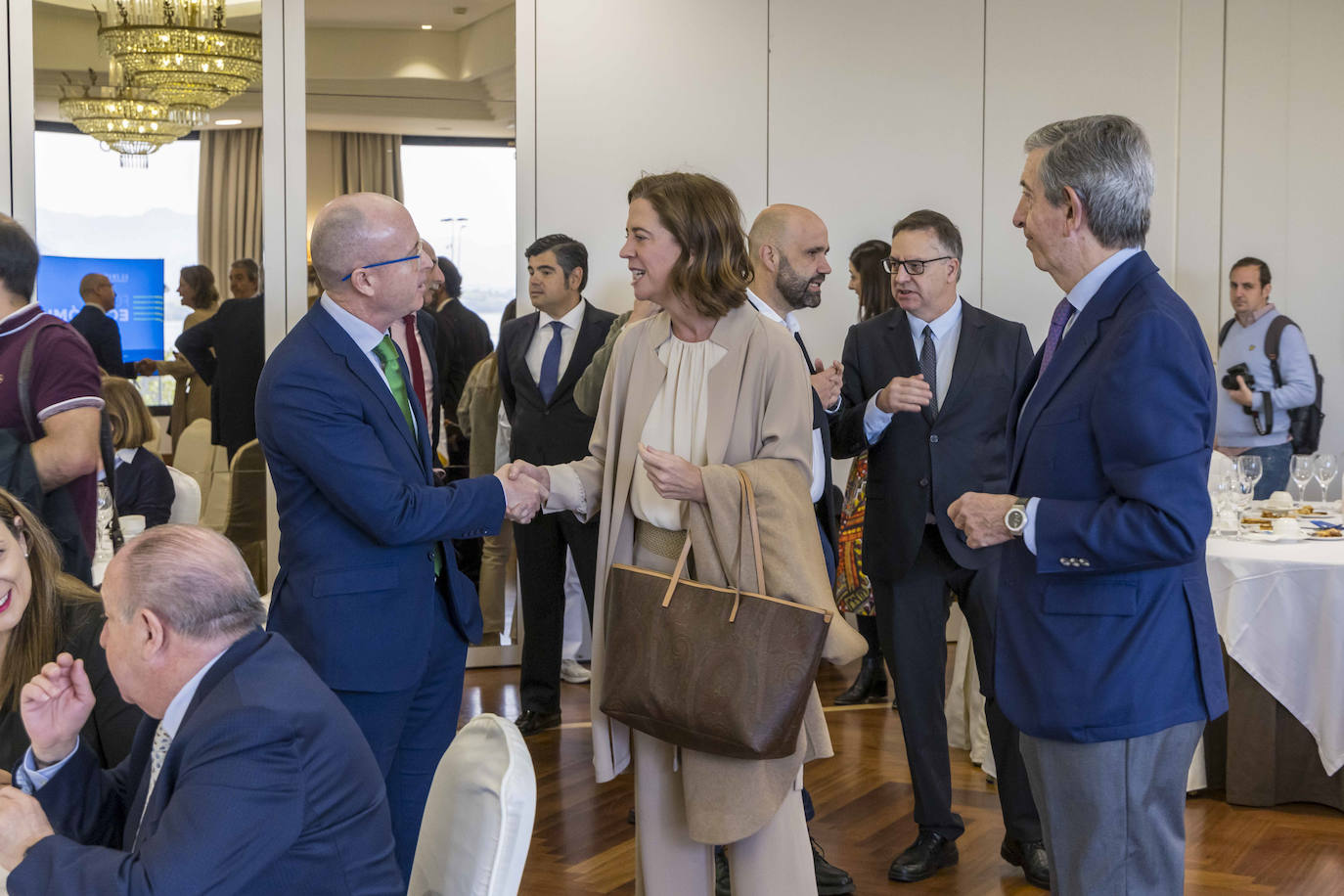 La ponente, Alejandra Kindelán, saluda a José Marcos Fernández, de Unicaja, junto a Luis Revenga, presidente de Editorial Cantabria.