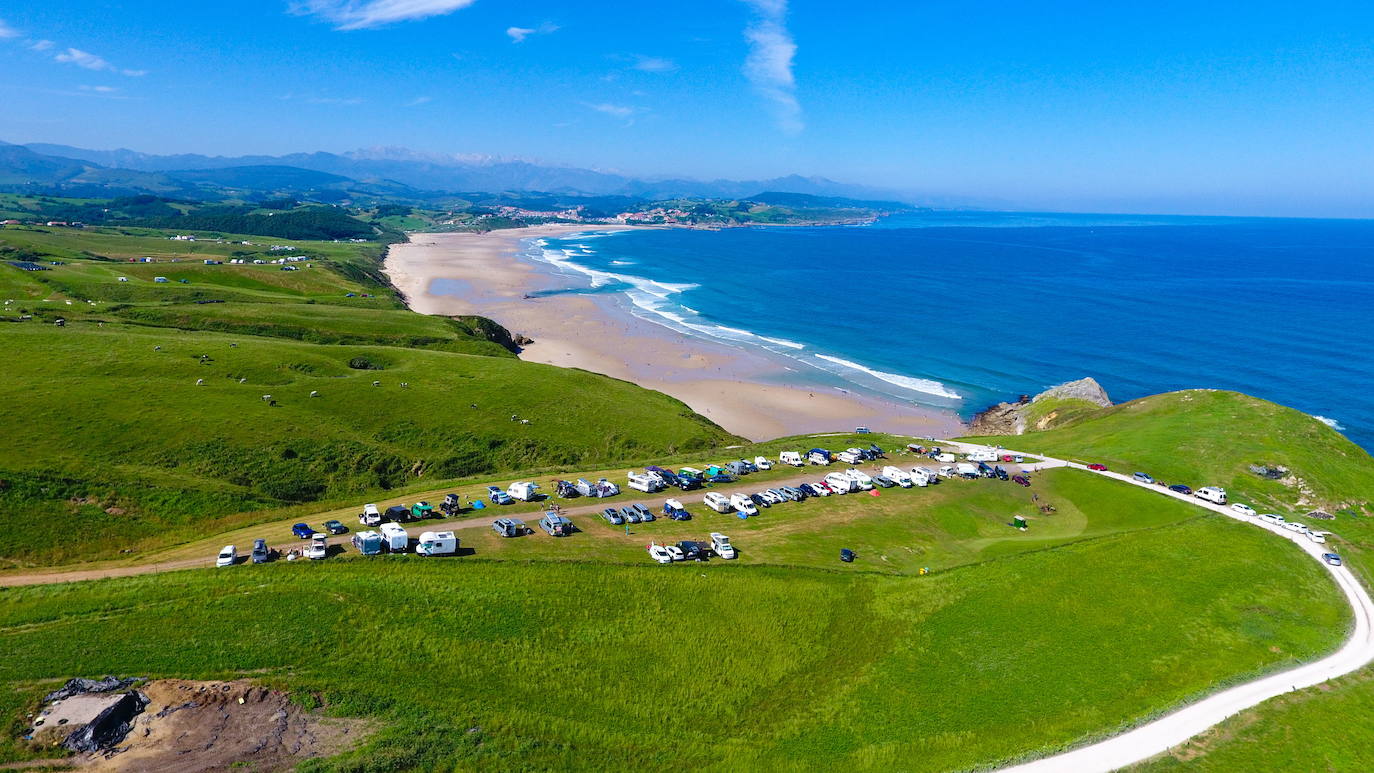 Autocaravanas en lo alto de la playa de El Sable de Merón (San Vicente de la Barquera).