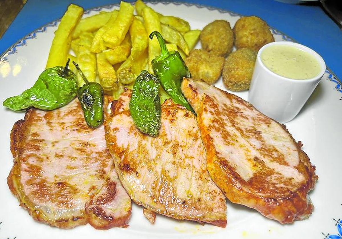 Plato combinado con lomo ibérico, queso fundido, croquetas y patatas.