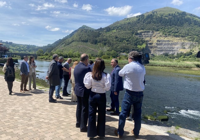 Los representantes políticos de las localidades del bajo Asón acompañan a la presidenta del Cantabria y el Consejero de Medio Ambiente para comprobar los puntos de vertido a la ría de Limpias.